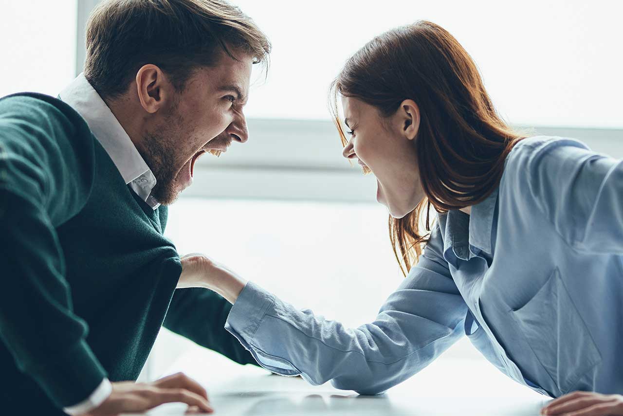 離婚夫妻爆衝突，女方友人拿預藏折疊刀劃傷人！