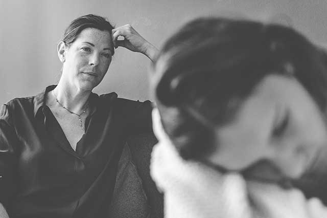 發現媳婦不孕，婆婆拿兩百萬哭求:「拜託和我兒子離婚」