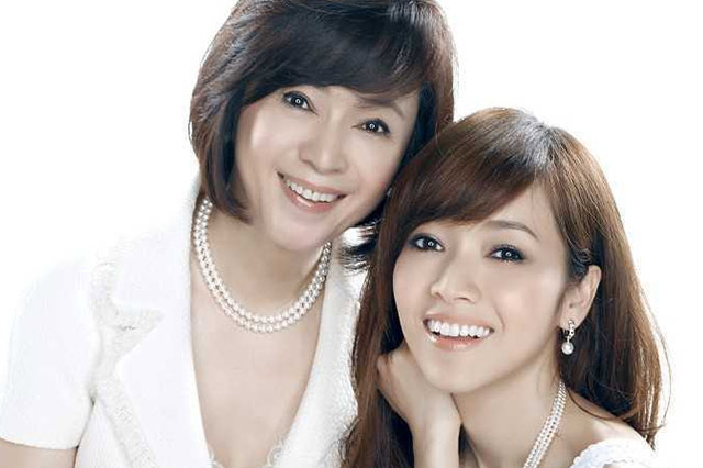 林月雲二度介入閨蜜婚姻，節目上與女兒侯佩岑相擁泣，網友不買單！