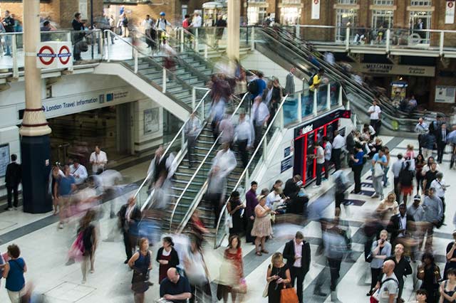 何謂「三明治」族？