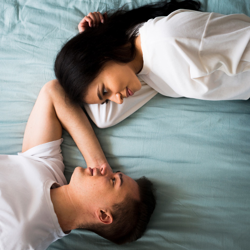 同睡1床沒脫光 日男與女翻譯不起訴