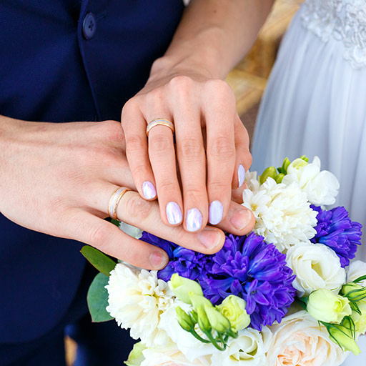 藉與精神修復權威結婚享福 遭夫控告炸婚