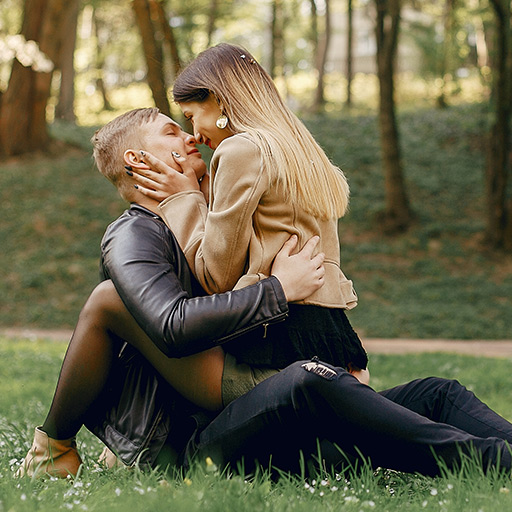 男友與別人接吻 女友媽媽暗中監視