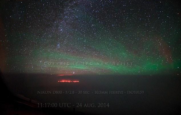 地平線上微弱的橘紅色光點