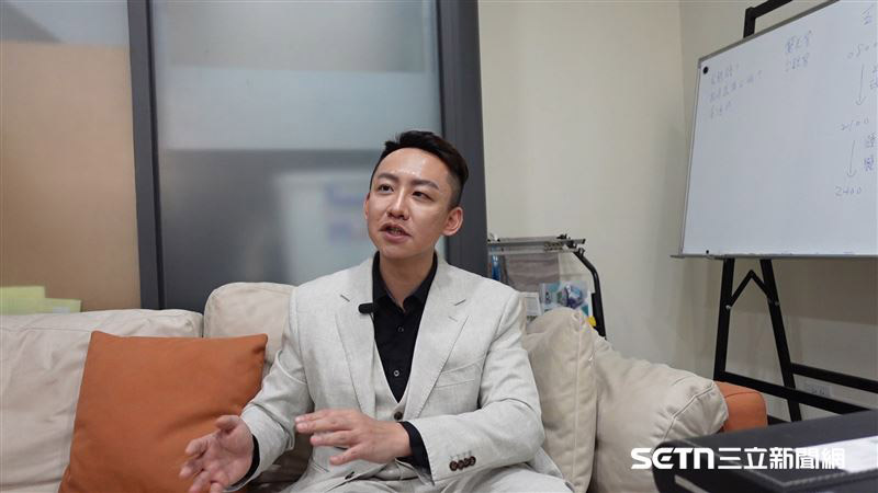 一個始終低著頭的年輕媽媽，成了他思考徵信意義的起點