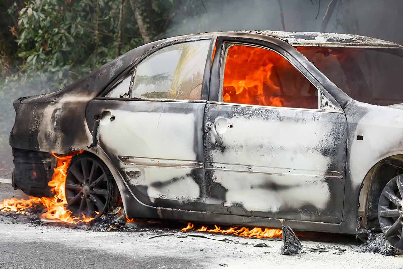 潛水教練疑妻外遇酒後燒自家車